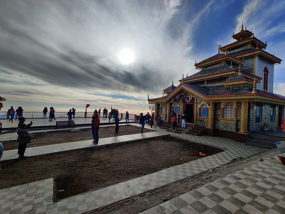 Surkanda Devi Temple: Trek to Uttarakhand's Revered Shrine – Larisa Hotels  and Resorts