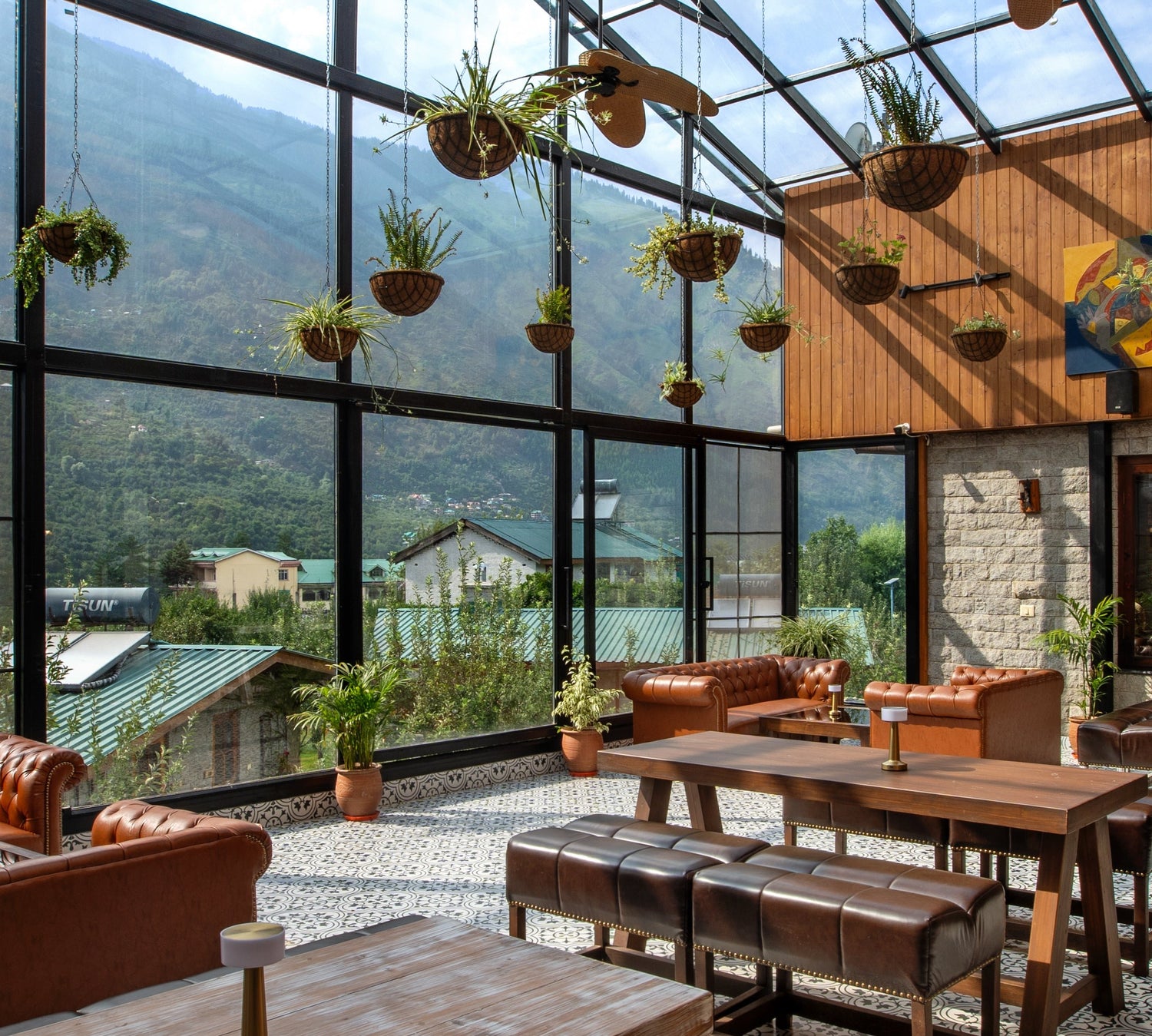 larisa-manali-lobby-glass-wall